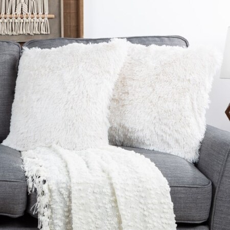Hastings Home Hastings Home Set of 2 White Faux Fur Shag Pillows 582619IQA